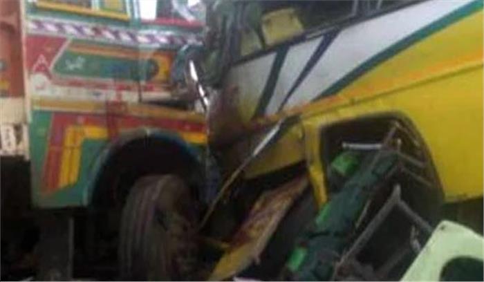 मध्यप्रदेश में बारातियों से भरी बस और ट्रक की टक्कर