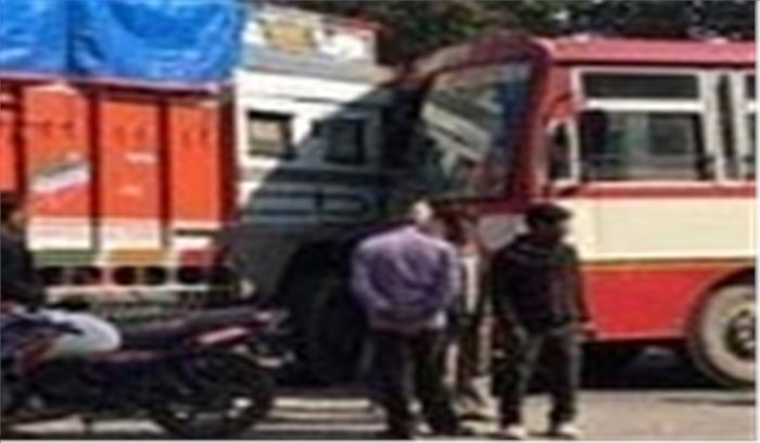 मध्यप्रदेश मे बारातियों से भरी बस की ट्रक से भिड़ंत, 25 घायल