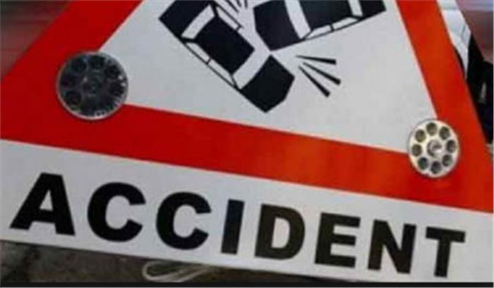 बस और बाइक की टक्कर, चार की मौत