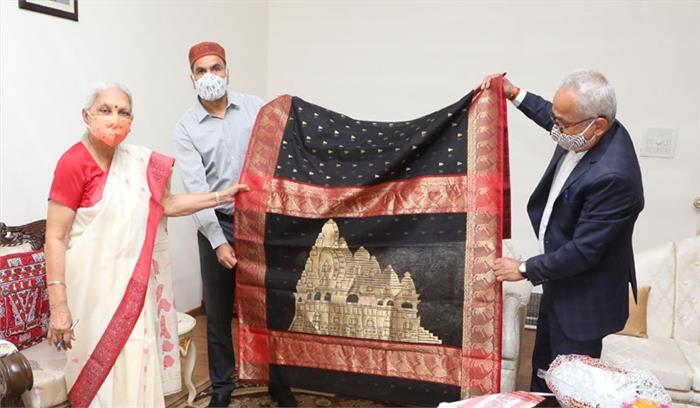 राज्यपाल आनंदी बेन पटेल ने खजुराहो के मंदिरों पर आधारित साड़ी की लॉन्च राज्यपाल आनंदी बेन पटेल ने खजुराहो के मंदिरों पर आधारित साड़ी की लॉन्च