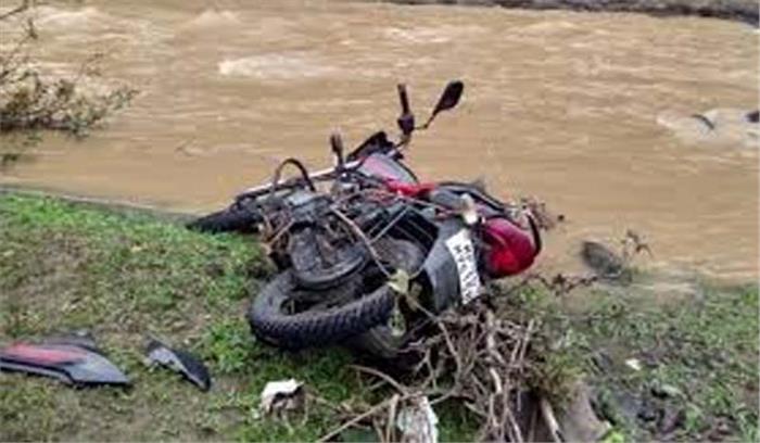 नाला पार करते युवक बाइक सहित युवक बहा तलाश जारी