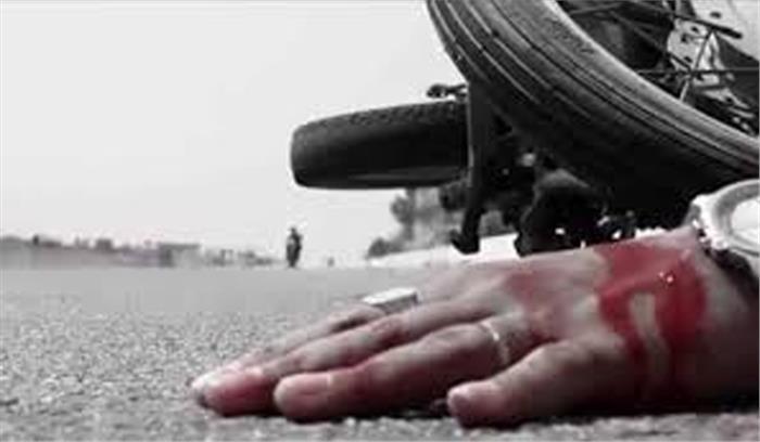 अज्ञात वाहन की टक्कर से बाइक सवार दो लोगों की मौत