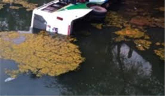 जबलपुर में बस नाले में गिरी, 3 यात्रियों  की मौत, 50 घायल