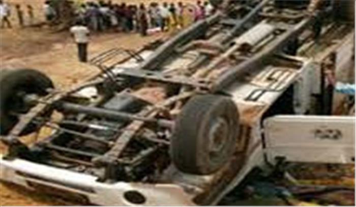 मप्र : मंत्री रामपाल सिंह का प्रचार वाहन पलटा,एक कार्यकर्ता की मौत तीन घायल