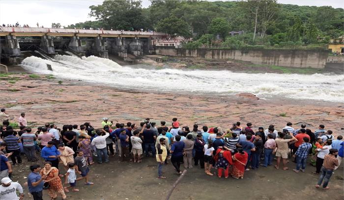 मध्यप्रदेश में भारी बारिश, दो साल बाद खुले भदभदा बांध के दो गेट मध्यप्रदेश में भारी बारिश, दो साल बाद खुले भदभदा बांध के दो गेट