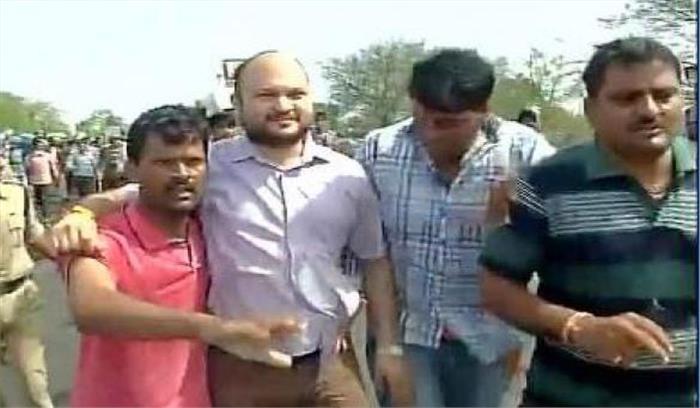 मंदसौर में DM पर फूटा किसानों का गुस्सा