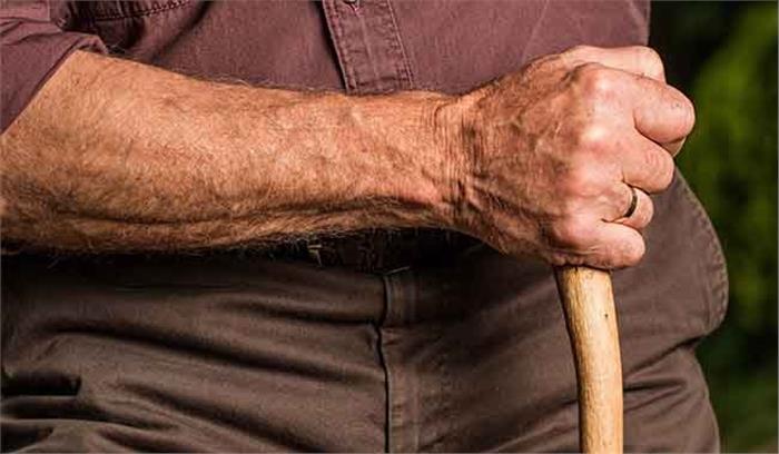 अमानवीयता : अस्पताल में रकम जमा न करने पर बुजुर्ग के हाथ-पैर बांधे अमानवीयता : अस्पताल में रकम जमा न करने पर बुजुर्ग के हाथ-पैर बांधे