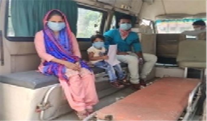 3 साल की बेटी के साथ 900 किमी पैदल चल घर पहुंची महिला, स्मृति ईरानी ने की मदद