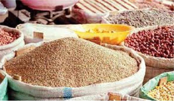 किसानों ने की व्यापारियों से सामान खरीदने की शिकायत