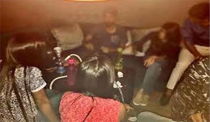 हुक्का लाउन्ज में पार्टी करते युवक युवती गिरफ्तार हुक्का लाउन्ज में पार्टी करते युवक युवती गिरफ्तार