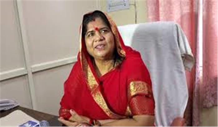 इमरती देवी ने प्रीति वर्मा को नियुक्ति पत्र प्रदान किया