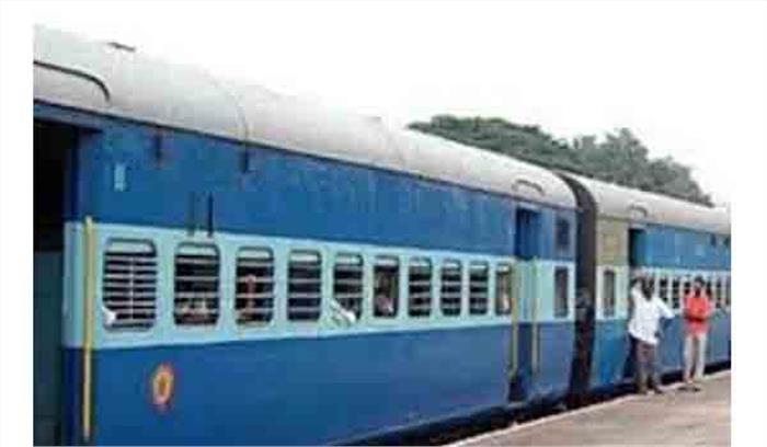 चलती एक्सप्रेस ट्रेन से एक महिला व दो बच्चे गिरे