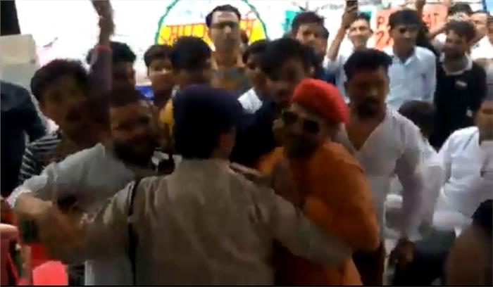 मध्यप्रदेश में करणी सेना ने किया कांग्रेस कार्यकर्ताओं के धरने में हंगामा