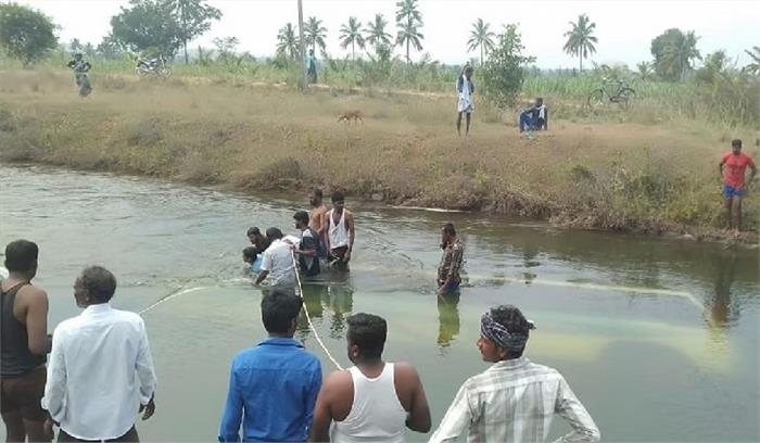 मध्यप्रदेश:  यात्री बस के नहर में गिरने से 4 लोगों की मौत, कई लापता