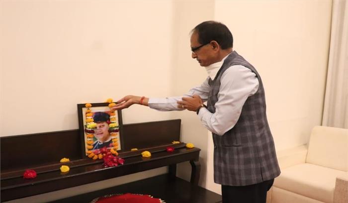 स्व. माधवराव सिंधिया की जयंती पर शिवराज ने किया उन्हें नमन