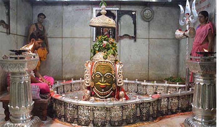 महाकालेश्वर मंदिर में जलाभिषेक के लिये बाल्टी में पानी ले जाने पर प्रतिबंध