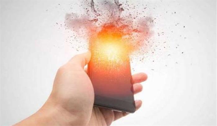 मोबाइल फोन की बैटरी में विस्फोट से नाबालिग घायल