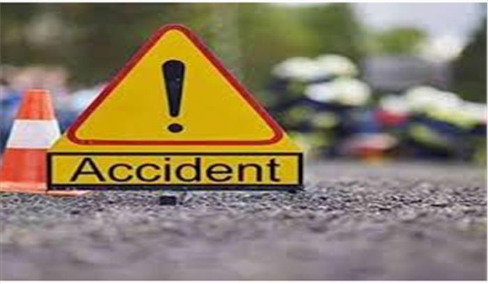 सड़क दुर्घटना में तहसीलदार की मौत, चालक घायल सड़क दुर्घटना में तहसीलदार की मौत, चालक घायल