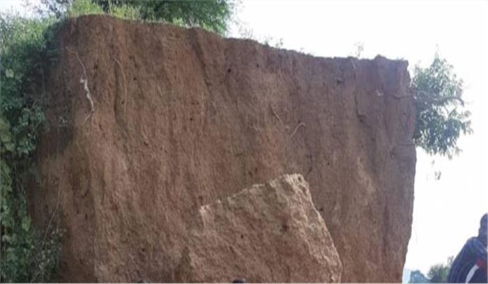 मिट्टी का टीला धसकने से दो युवतियां दबी, एक की मौत दूसरी घायल