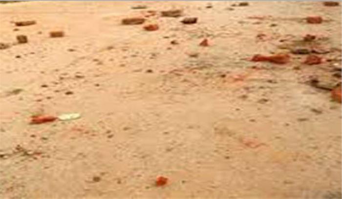 बच्चियों के अपहरण की घटना पर ग्रामीणों ने पुलिस पर किया पथराव