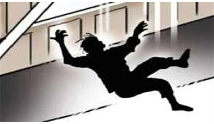 बहन ने भाई के साथ अस्पताल की छत से लगाई छलांग, भाई की मौत