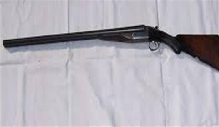 अज्ञात व्यक्ति दो रायफल और 20 कारतूस लेकर भागे