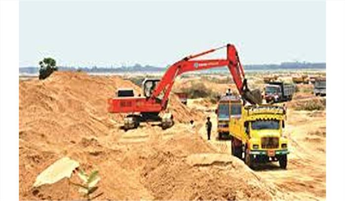 पन्ना की रेत खदानों में कार्रवाई में 15 ट्रक व दो एलएनटी मशीने जब्त