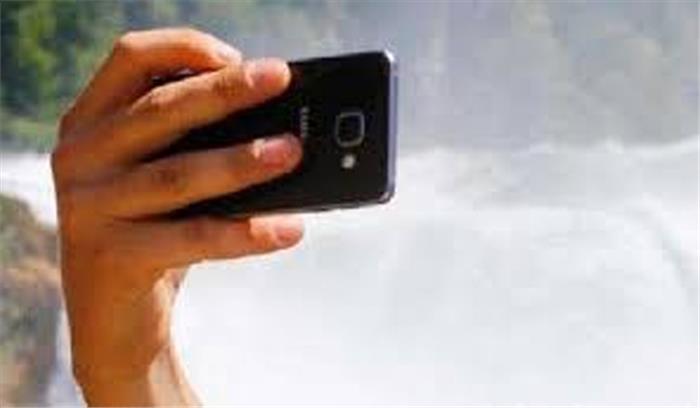 सेल्फी लेने के चक्कर में खाई में गिरे युवक की मृत्यु