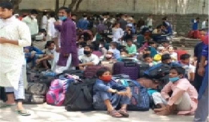 इटारसी में अपने ही हिस्से का नाश्ता लूट लिया श्रमिकों ने