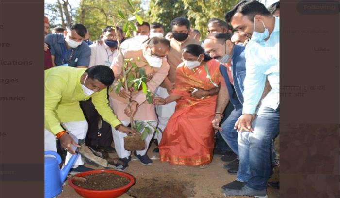 जबलपुर के सर्किट हाउस में शिवराज सिंह चौहान ने लगाया रुद्राक्ष का पौधा