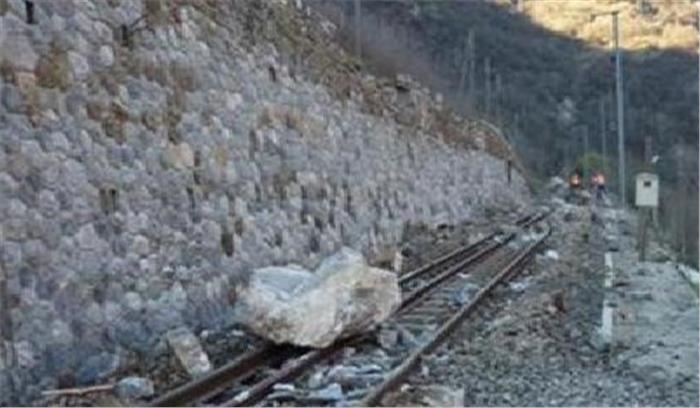 रेलवे ट्रैक पर चट्टानें गिरने से यातायात प्रभावित