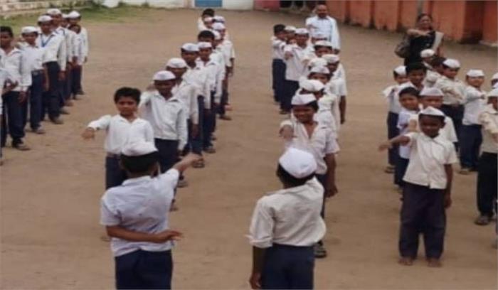 मध्य प्रदेश :बापू की याद में स्कूली बच्चे लगाते हैं गांधी टोपी