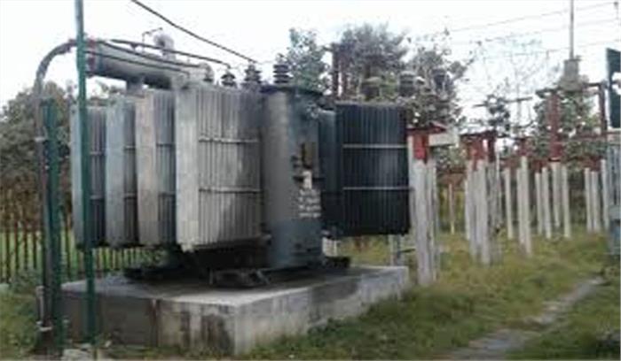 ट्रांसफार्मर उतारने गए बिजली विभाग के कर्मचारियों पर हमला, दो घायल