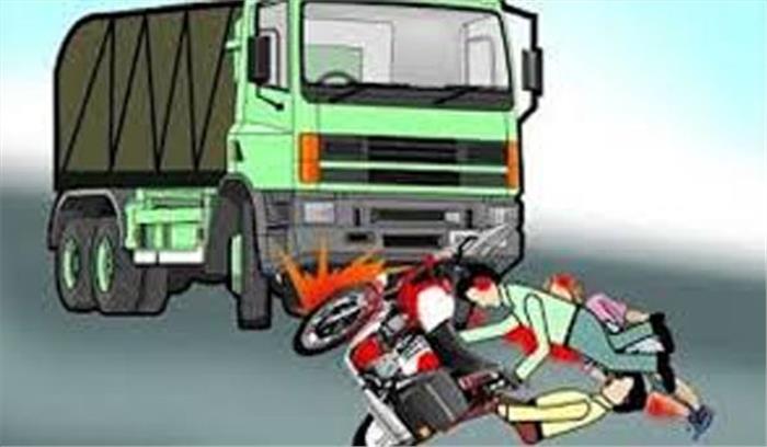 ट्रक की टक्कर से मोटर साइकिल सवार एक युवक की मौत दो घायल