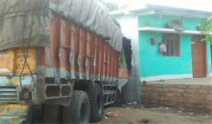 छतरपुर में कार के ट्रैक्टर से टकराने से एक की मौत, तीन घायल