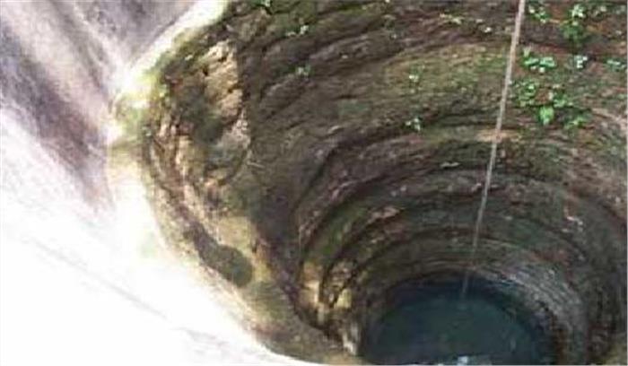 मां ने अपनी बेटी को कुएं में फेंका