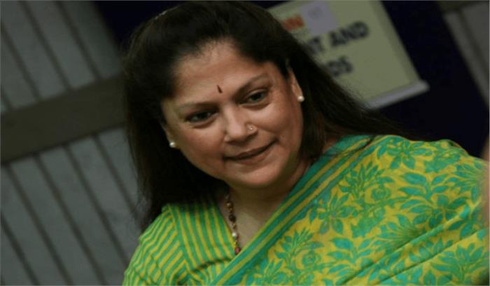 यशोधरा राजे सिंधिया ने चुनाव प्रचार के दौरान आदिवासियों को कराई हेलीकॉप्टर की सैर