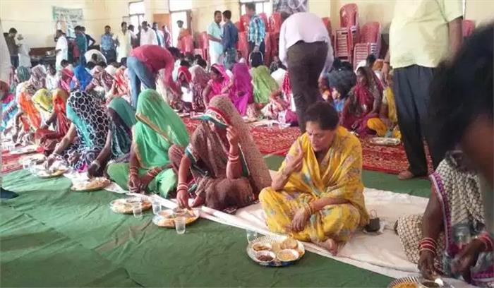 यशोधरा राजे सिंधिया ने सफाई कर्मियों के साथ किया भोजन