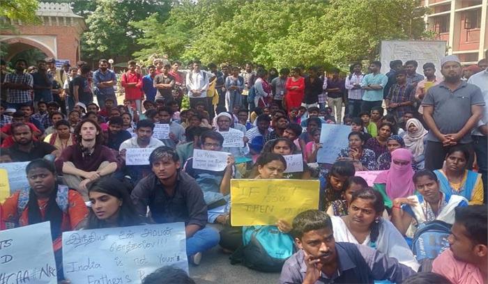 सीएए के खिलाफ मद्रास विश्वविद्यालय के छात्रों का धरना जारी सीएए के खिलाफ मद्रास विश्वविद्यालय के छात्रों का धरना जारी