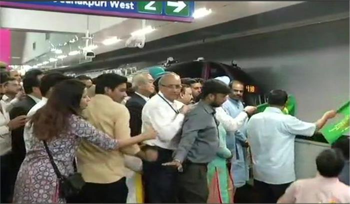 केजरीवाल ने दिल्ली मेट्रो की मैजेंटा लाइन का किया उद्घाटन