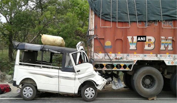 सड़क किनारे खड़े ट्रक से टकराया मैजिक वाहन, नौ की मौत