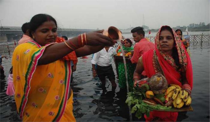 उगते सूर्य को अर्घ्य देने के साथ महापर्व छठ समाप्त उगते सूर्य को अर्घ्य देने के साथ महापर्व छठ समाप्त