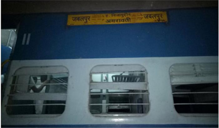 झाँसी के पास महाकौशल एक्सप्रेस के 8 डिब्बे पटरी से उतरे, 12 घायल