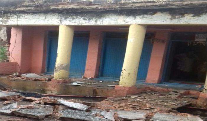  मकान का छज्जा गिरा 