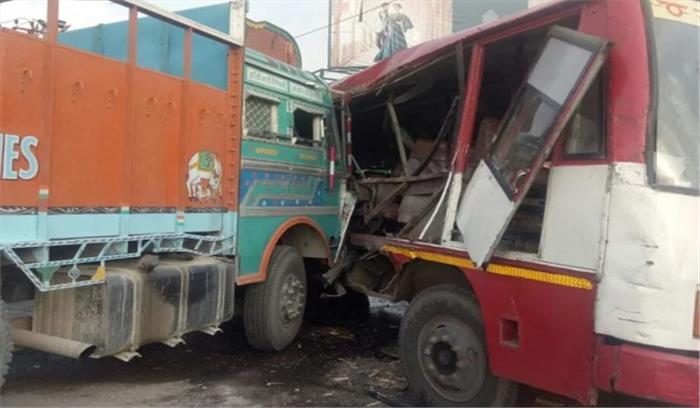 महराजगंज में बस-ट्रक  में जबरदस्त टक्कर, 19 घायल, 3 गंभीर,