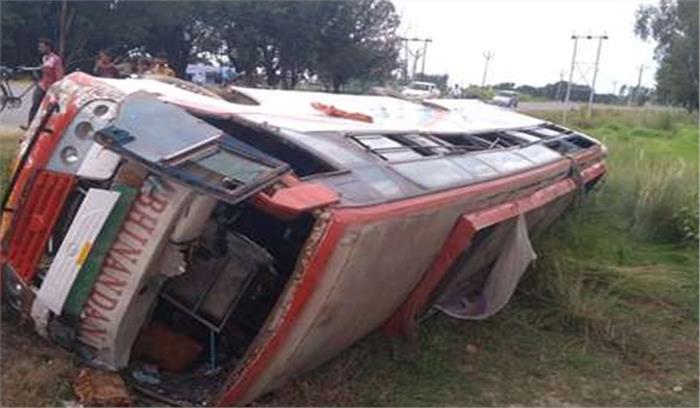 उत्तर प्रदेश :सवारी से भरी बस पलटी, 24 घायल