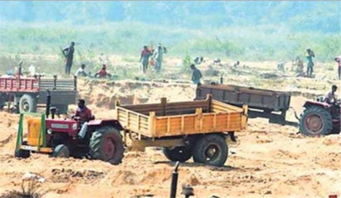 खनन माफियाओं ने एसडीएम को ट्रैक्टर से कुचलने का प्रयास किया