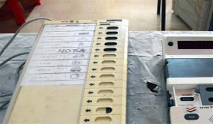 महाराष्ट्र में व्यक्ति ने ईवीएम पर स्याही फेंककर जताया विरोध