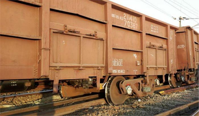 महाराष्ट्र के सोलापुर में मालगाड़ी पटरी से उतरी