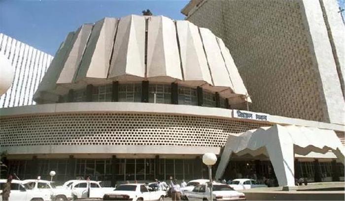 मुबंई में राष्ट्रपति चुनाव के लिए 15 विधायक और सांसदों ने वोट डाला